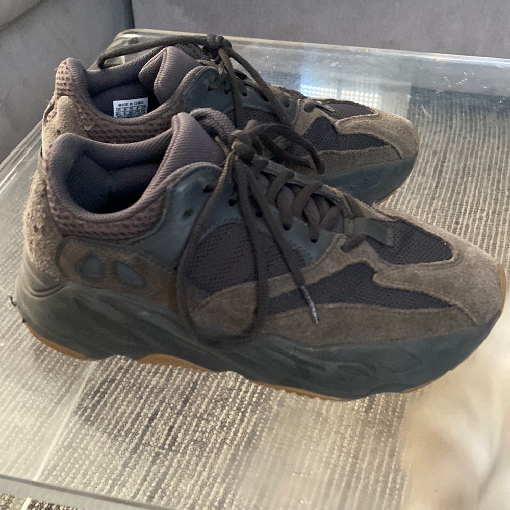 adidas yeezy’s only been worn 5 times! great condition. male 6.5 and womens 8